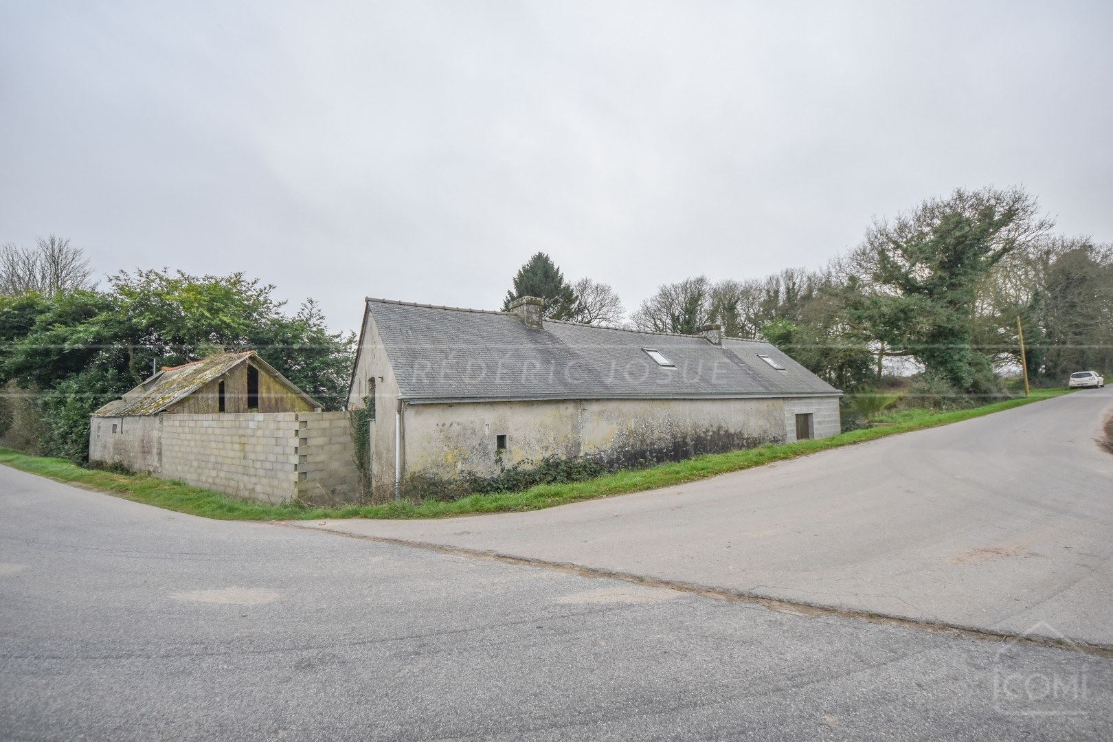 LONGERE ENTIEREMENT A RENOVER - BELLE CONSTRUCTION - CADRE VERDOYANT ET CALME - GRAND TERRAIN